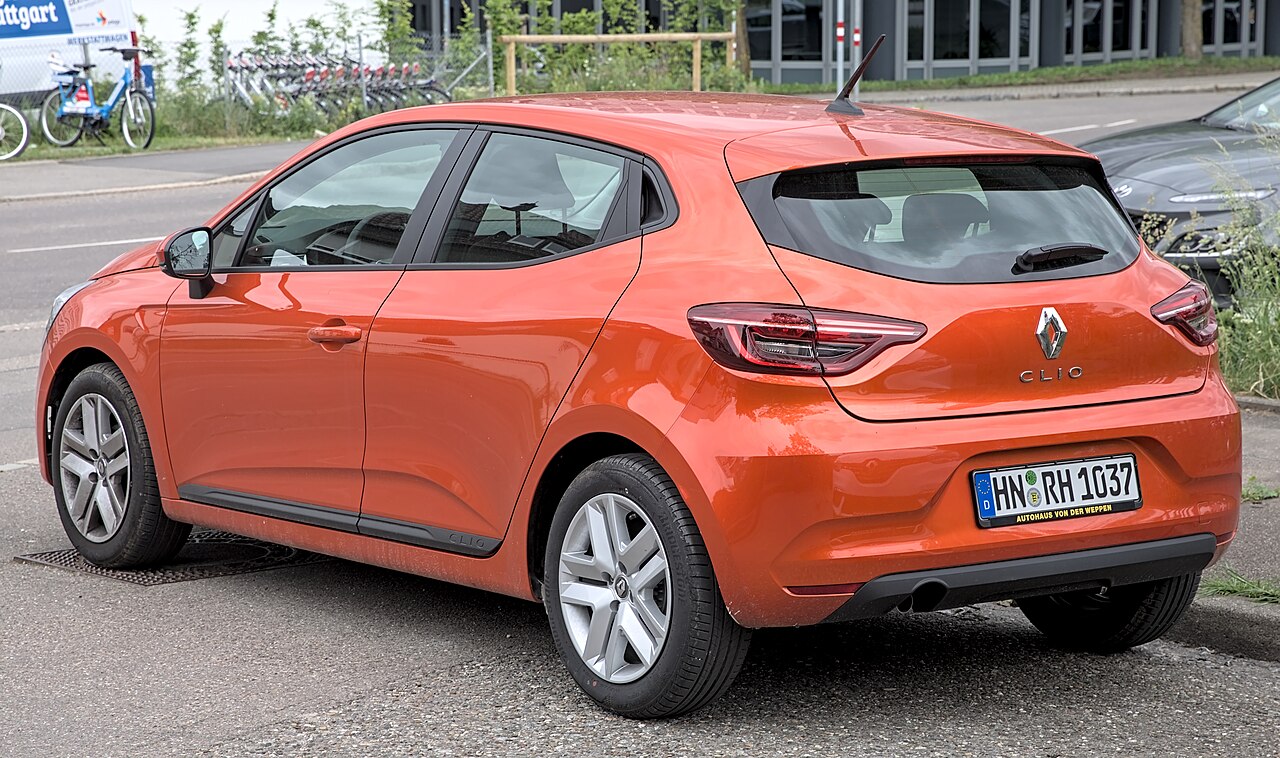 Ekonomik sınıf kiralık hatchback otomobil — Renault Clio / Fiat Egea